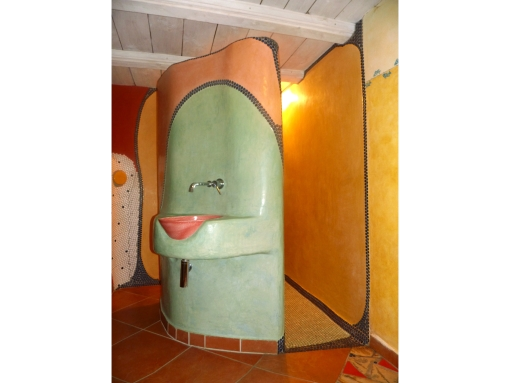Dusch-Skulptur aus Gasbeton mit integriertem Waschbecken und Tadelakt in verschiedenen Farbtönen