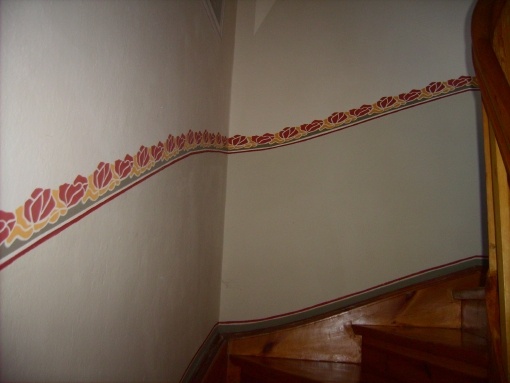 Sockelbordüre in Treppenhaus in dreischlägiger Schablonentechnik